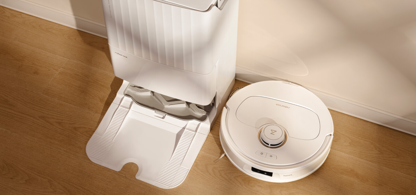 roborock qrevo maxv FlexiArm design mop to clean near the dock